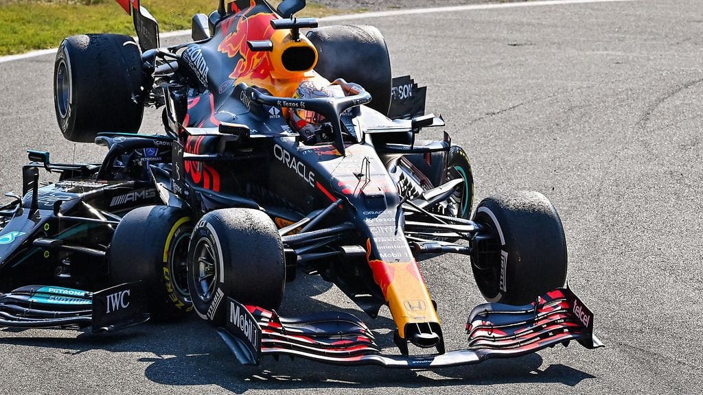 Max Verstappenin Red Bull pompahti Mercedeksen Lewis Hamiltonin päälle Italian GP:ssä.