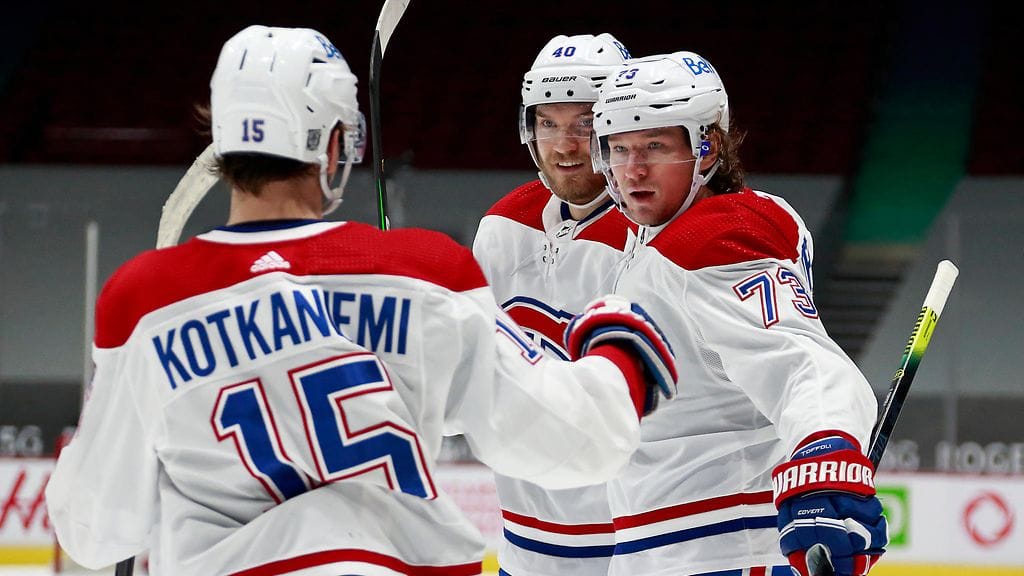 Jesperi Kotkaniemen (vas.) ura jatkuu Carolina Hurricanesissa.