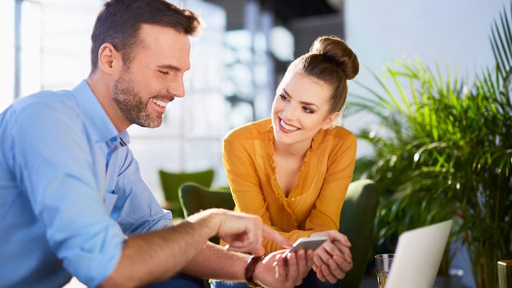 Usein parisuhteessa ihastuttiin johonkuhun ennalta tuttuun, kuten työkaveriin. Kuvituskuva.