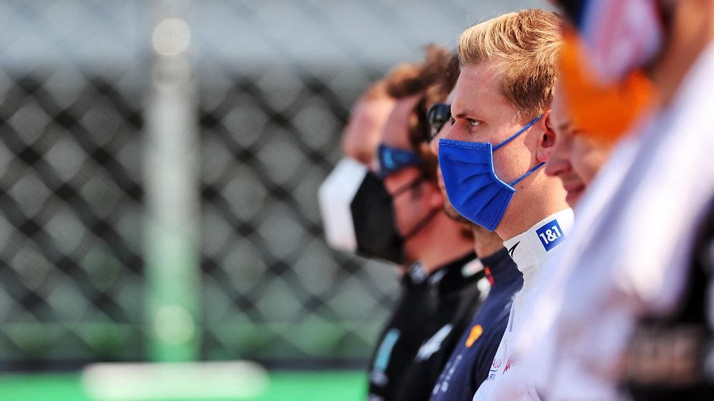 Mick Schumacher haluaisi puhua isänsä kanssa F1-ajamisesta.