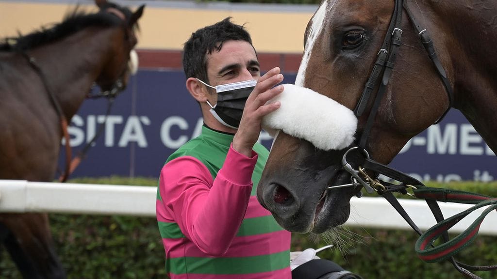 Kilparatsastaja Fabio Branca pahoinpiteli kilpakumppaninsa Claudio Colombin.