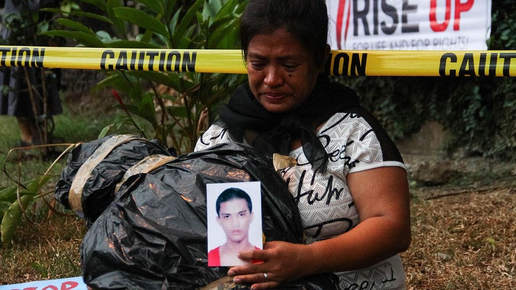 Presidentti Rodrigo Duterten aloittamassa huumesodassa on kuollut tuhansia ihmisiä. Poliisin tappaman miehen äiti osoitti mieltään Manilassa vuonna 2018.