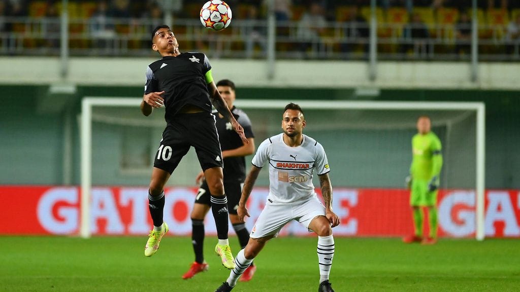 Tummapaitainen Sheriff Tiraspol yllätti Shahtar Donetskin.