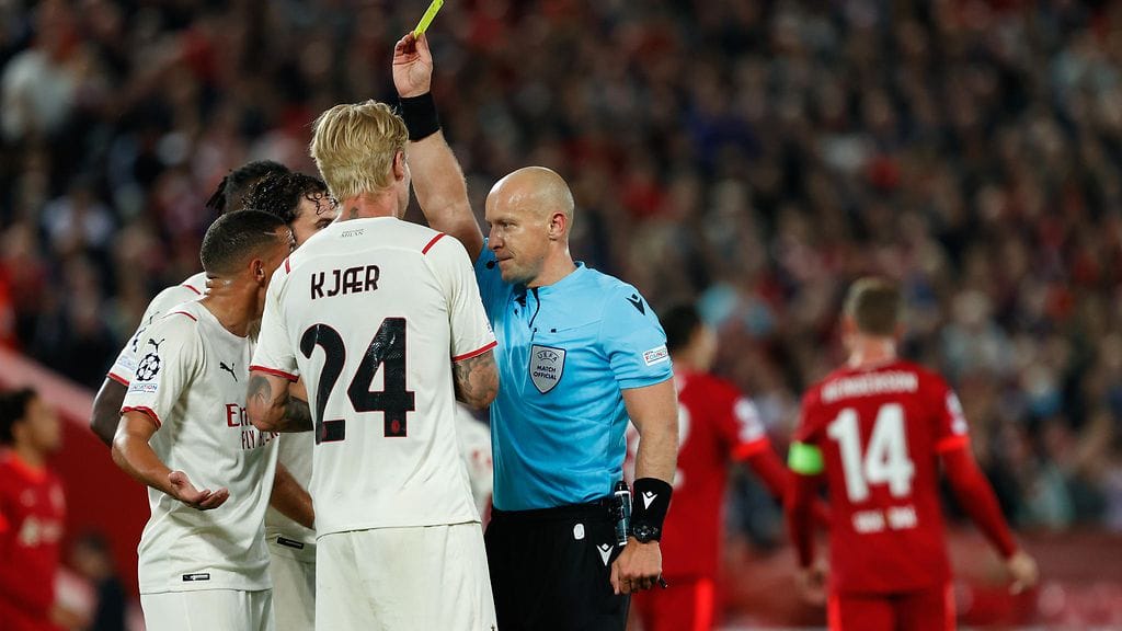 AC Milanin Ismael Bennacerille heilautettiin rangaistuspotkuun johtaneen käsivirheen jälkeen varoitusta.