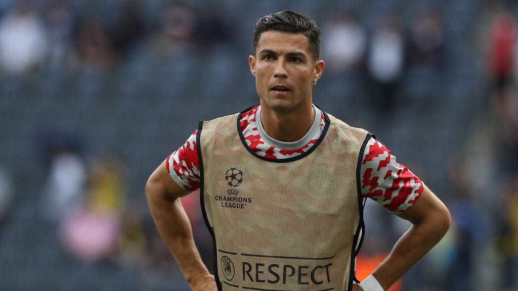 Manchester Unitedin Cristiano Ronaldo joutui muuttamaan lampaiden aiheuttaman metelin takia.