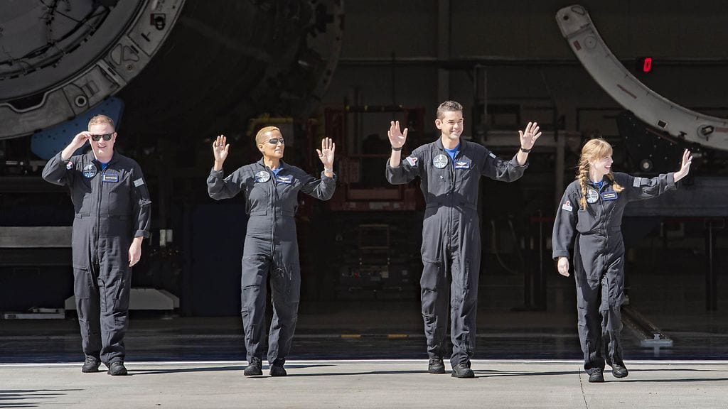 Jared Isaacman miehistöineen palaamassa historialliselta avaruuskävelyltä. Isaacman kuvassa kolmas vasemmalta.