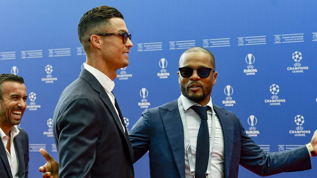 Patrice Evra (oik.) "auttoi" Cristiano Ronaldoa.
