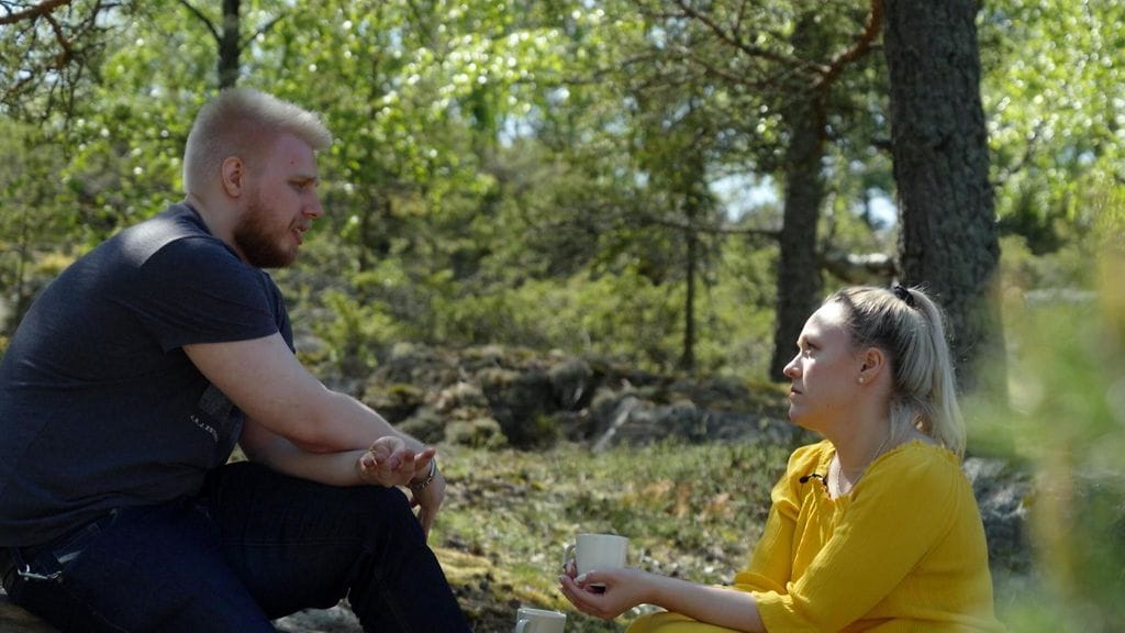 Ensitreffit alttarilla -parin Karlin ja Venlan häämatkalla mutkia matkaan aiheuttaa Venlan ahdistus.