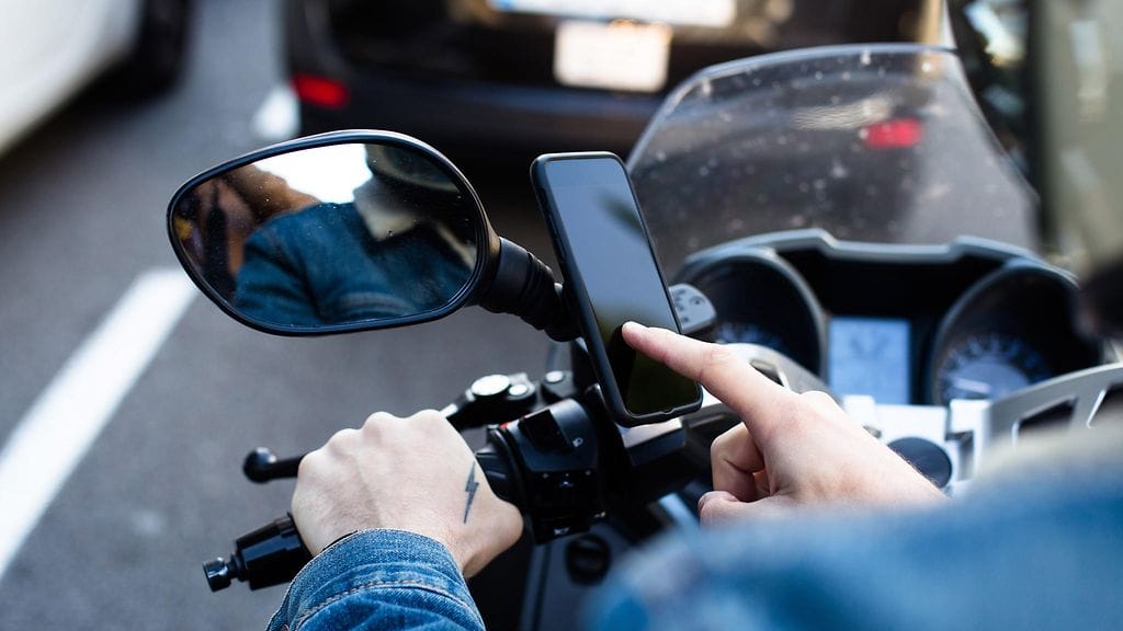 Applen mukaan iPhone voi vaurioitua, jos se kiinnitetään esimerkiksi moottoripyörän ohjaustankoon ilman tärinää vaimentavaa pidikettä. Kuvituskuva.