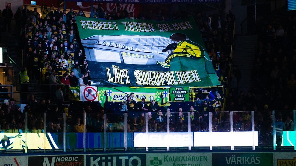 Ilves-kannattajat esittelivät kuvan tifoa pudotuspeleissä keväällä 2019.