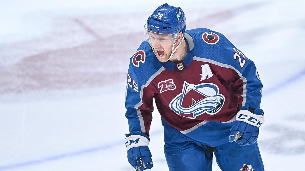 Nathan MacKinnon kertoo syövänsä joskus pelien jälkeen hampurilaisravintolassa.