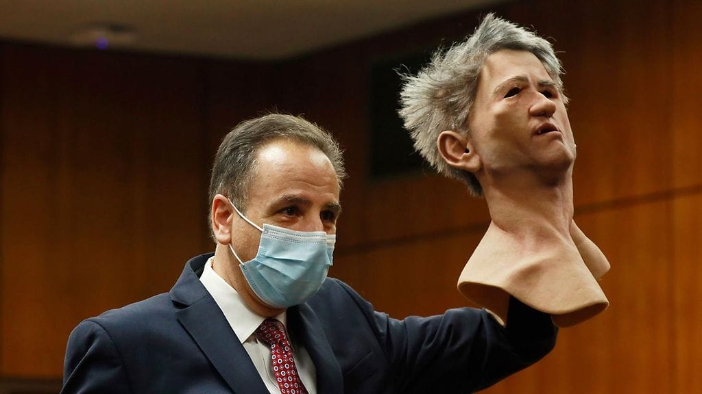 Syyttäjä Habib A. Balian pitää kädessään kumimaskia, joka murhasta tuomitulla Robert Durstilla oli yllään poliisin pidättäessä hänet.