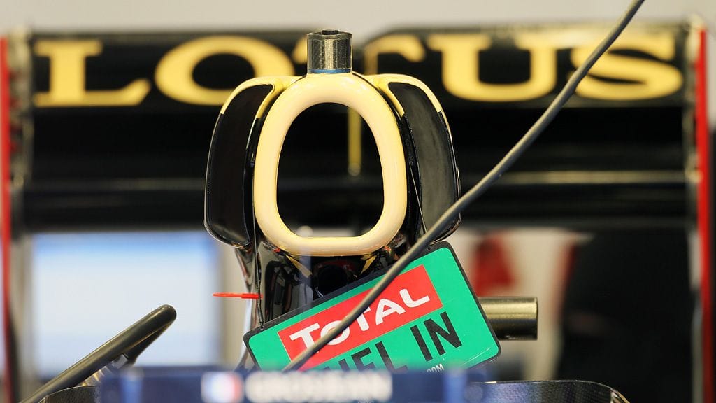 Ilmanottoaukot moottorinkatteen aukon molemmin puolin