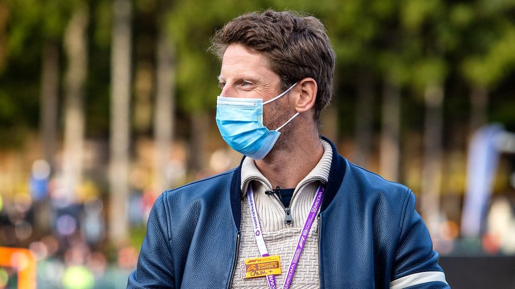 Romain Grosjean mälläsi turva-auton rengasvalliin.