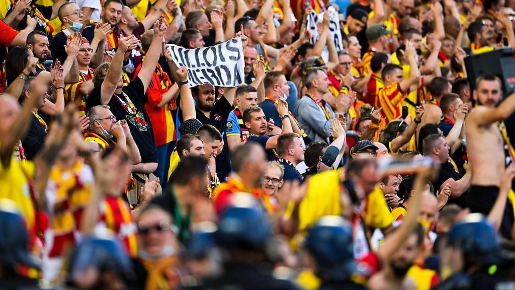 Lillen ja Lensin välisen ottelun toisen puoliajan alkaminen viivästyi puolella tunnilla kahakoiden vuoksi.