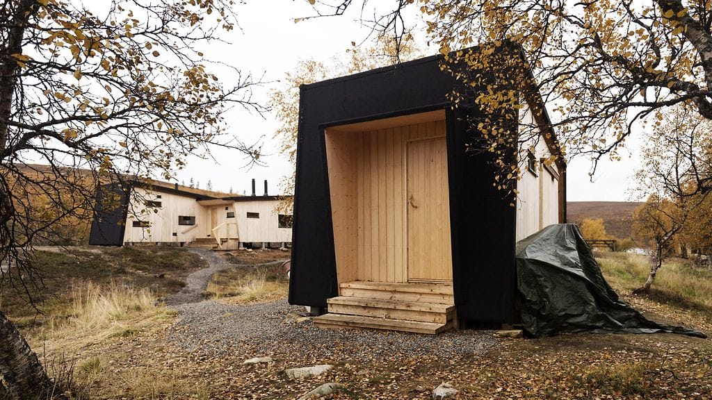 Rautulammen uusi autio- ja varaustupa (taustalla) sekä sen käymälä-puuliiteri Urho Kekkosen kansallispuistossa.