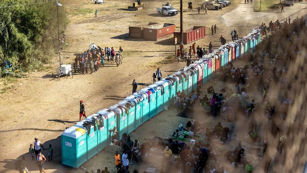 Siirtolaisia ja tilauspäisvessoja Del Riossa.