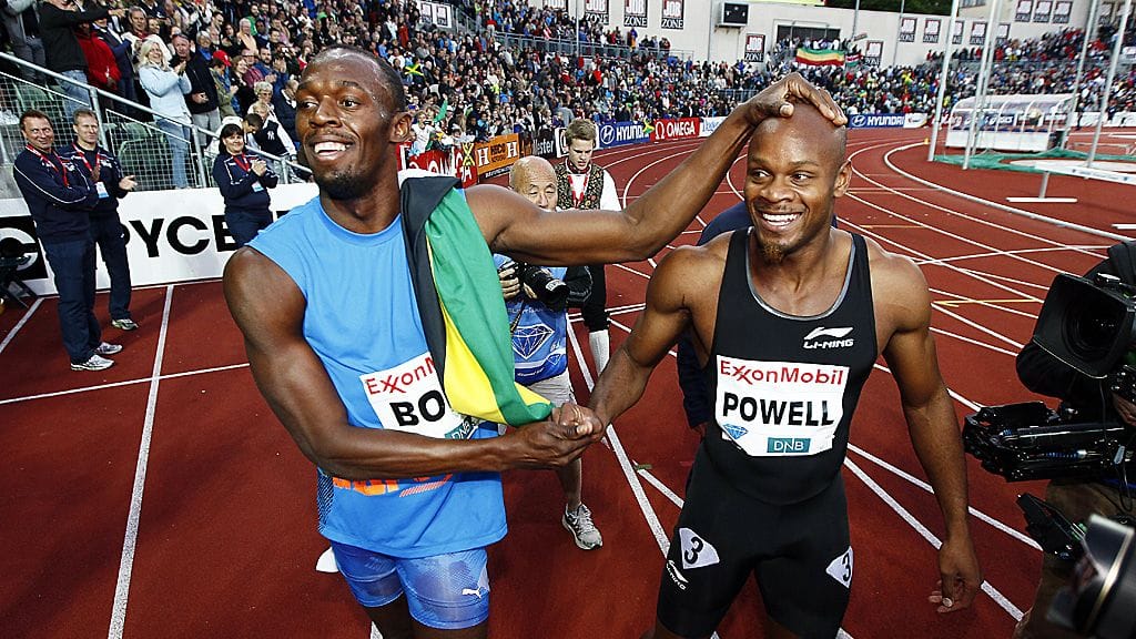 Usain Bolt saa onnittelut Asafa Powellilta.