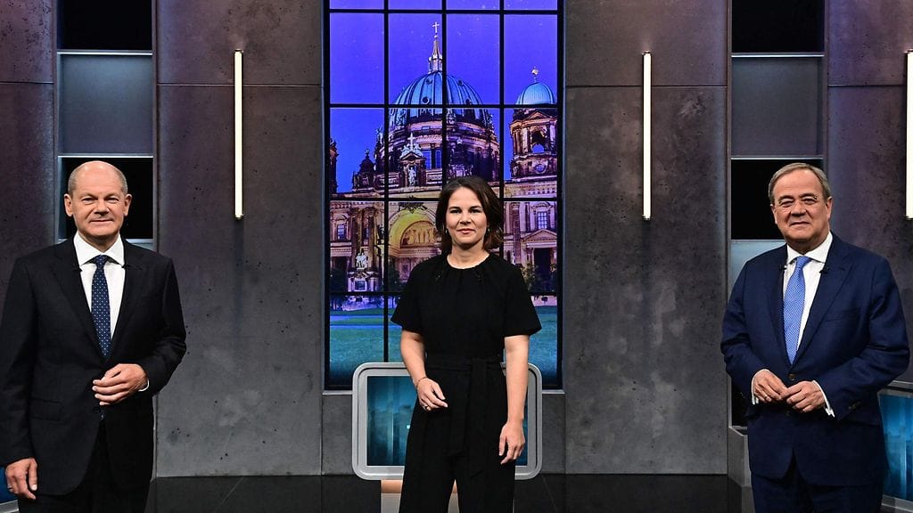 SDP:n Olaf Scholz (vas.), vihreiden Annalena Baerbock ja CDU:n Armin Laschet.