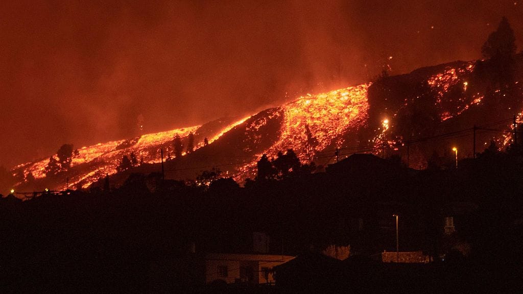 La palmas tulivuorenpurkaus lähestyy taloja.