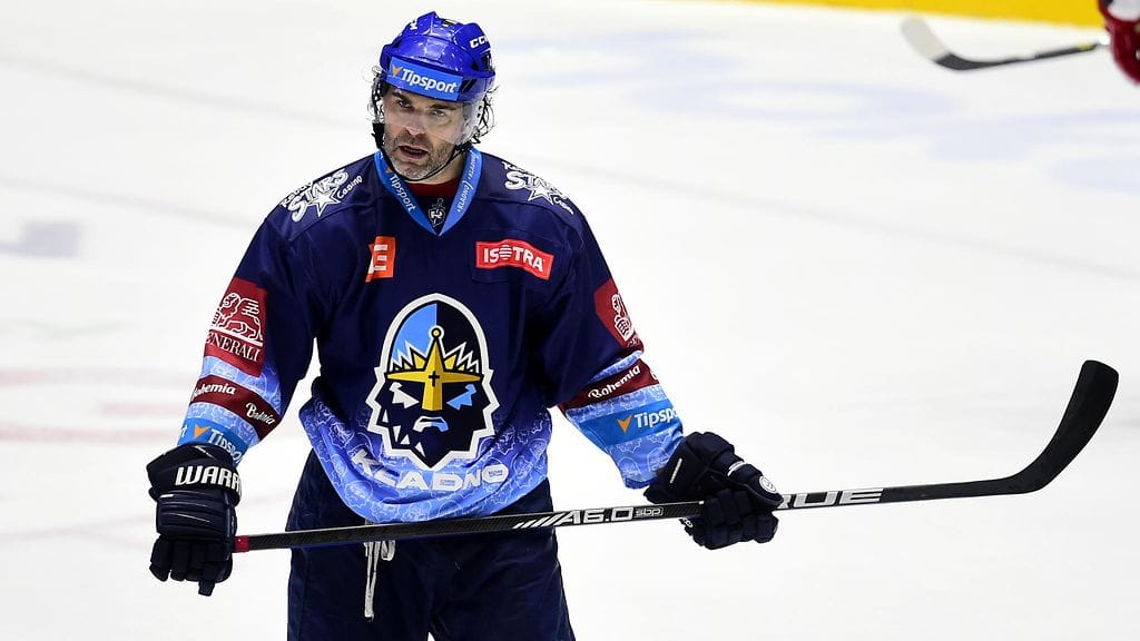 Jaromir Jagr, 49, edustaa Tshekin pääsarjassa pelaavaa Kladnoa.
