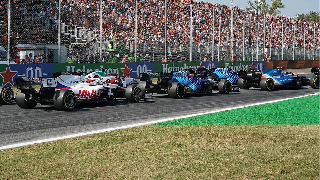 George Russellin kypäräkamera kuvasi Italian sprinttikisan lähdön tapahtumia - ja vähän muutakin.