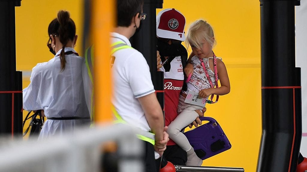 Kimi Räikkönen saapuu F1-varikolle Unkarissa tyttärensä Riannan kanssa.