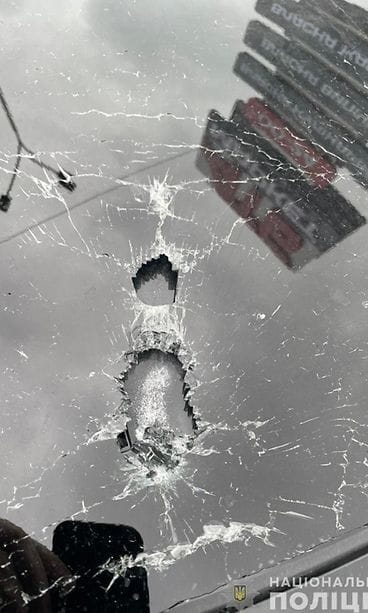 Lähikuva Serhiy Shefirin auton luodinjäljestä.