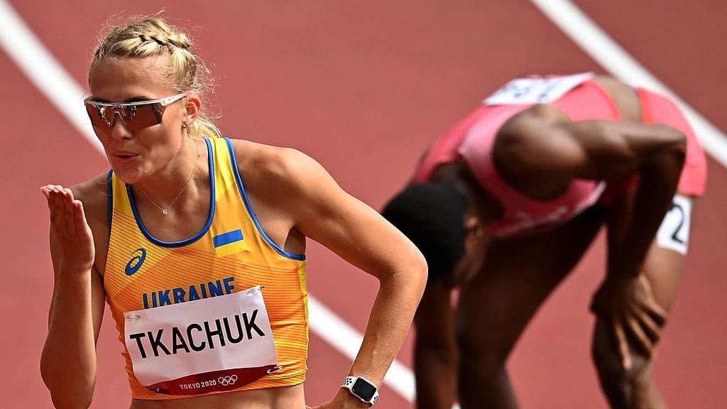 Viktoriia Tkachuk vauhdissa Tokion olympialaisissa 400 metrin aidoissa.