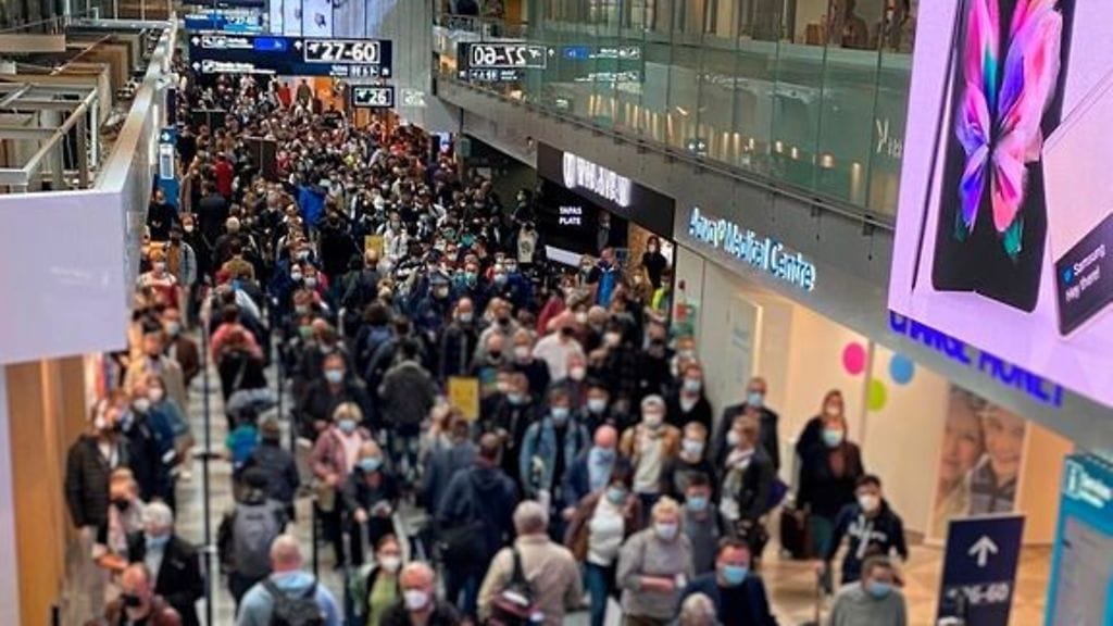 Finavia julkaisi tämän kuvan ruuhkaisesta Helsinki-Vantaan lentokentästä. Ruuhkien varoitetaan olevan terveysturvallisuusriski.