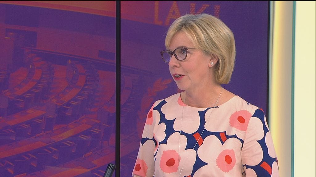 Anna-Maja Henriksson aikoo esittää hallitukselle toisen kotimaisen kielen viikkotuntien lisäämistä peruskouluissa.