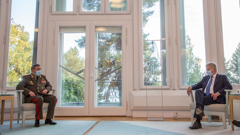 Presidentti Sauli Niinistö ja Venäjän asevoimien komentaja Valeri Gerasimov istuvat eri puolilla huonetta.