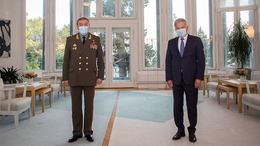 Tasavallan presidentin kanslia julkaisi kuvia presidentti Niinistön ja Venäjän asevoimien komentajan Valeri Gerasimovin kanssa.