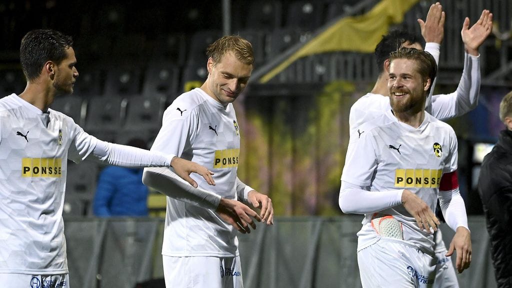 KuPSin Paulo Ricardo Ferreira (vas.), Tim Väyrynen ja Henri Toivomäki juhlivat 1–0-voittoa Hongasta Väyrysen tehtyä maalin lisäajalla rangaistuspotkusta.