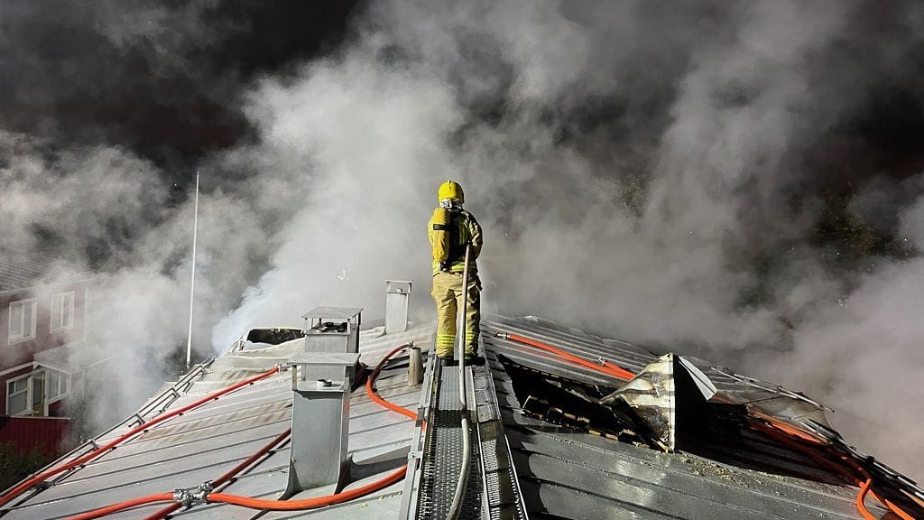 Tapulikaupungin palon sammutustöitä.