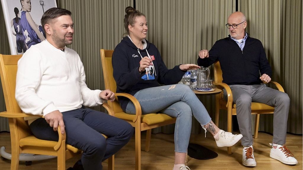 Koripalloliiton koulutusvastaava ja tyttöjen maajoukkuetoiminnasta vastaava Jussi Räikkä (vas.), useita Suomen mestaruuksia voittanut pelaaja ja nuorten valmentaja Noora Järvikangas sekä Suomen koripallomaajoukkue Susijengin pitkäaikainen päävalmentaja Henrik Dettmann keskustelivat nuorten urheiluvalmennuksesta Helsingissä.