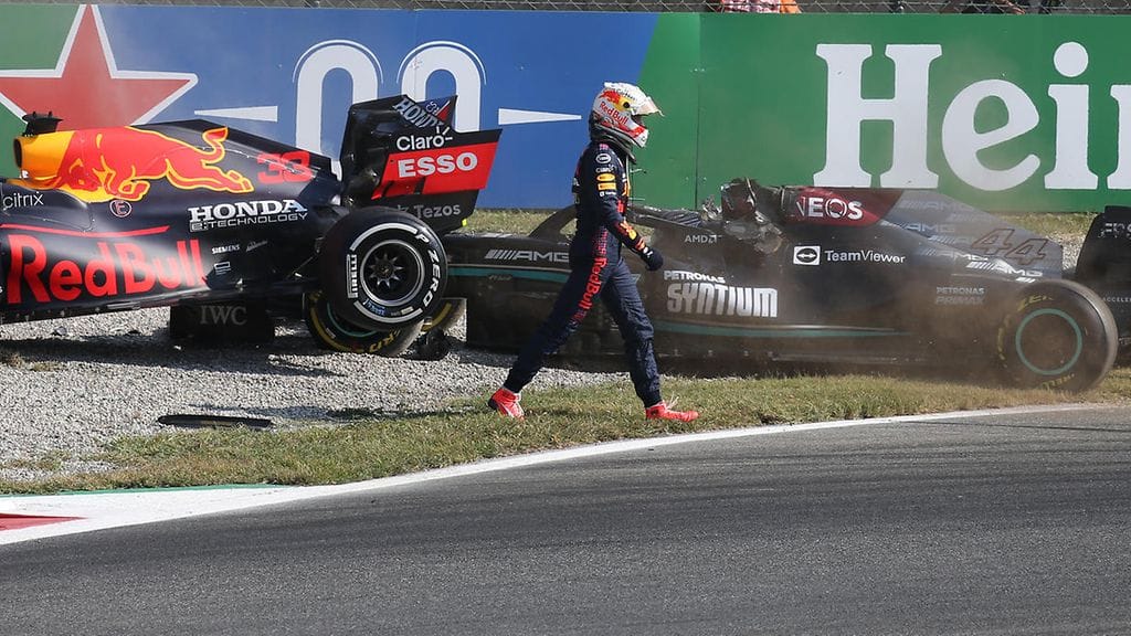 Max Verstappen ei jäänyt katselemaan tilannetta Italian GP:n kolarin jälkeen.