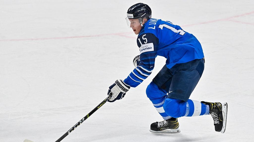 Anton Lundell pelasi tänä vuonna myös miesten MM-kisoissa. Hän saavutti Riiasta Leijonien kanssa hopeaa.