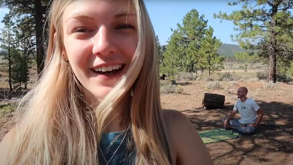 Henkirikoksen uhrina kuollut Gabby Petito ja kateissa oleva Brian Laundrie elokuussa julkaistussa YouTube-videossa.