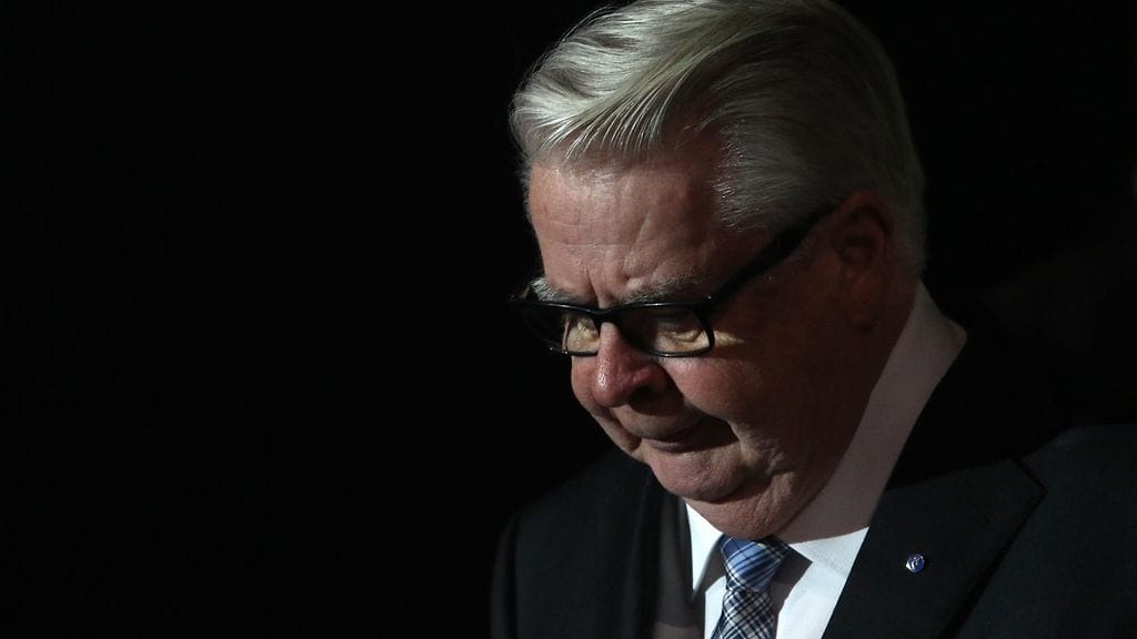 Tampereen pormestari Kalervo Kummola vastasi tehtaanjohtajan puhelimeen kaupunginhallituksen kokouksessa. Arkistokuva.