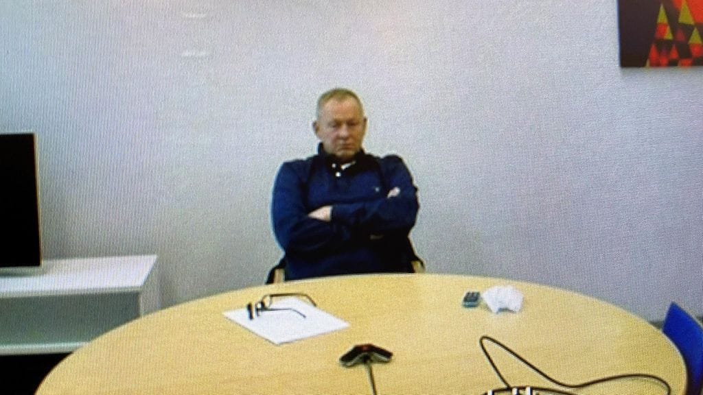 Keijo Vilhunen seuraa jutun käsittelyä videon välityksellä vankilasta, jossa hän istuu huumetuomiota.