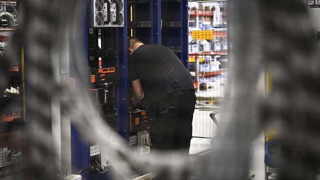 Kuvituskuvaa teknologia-alan työpaikoista.