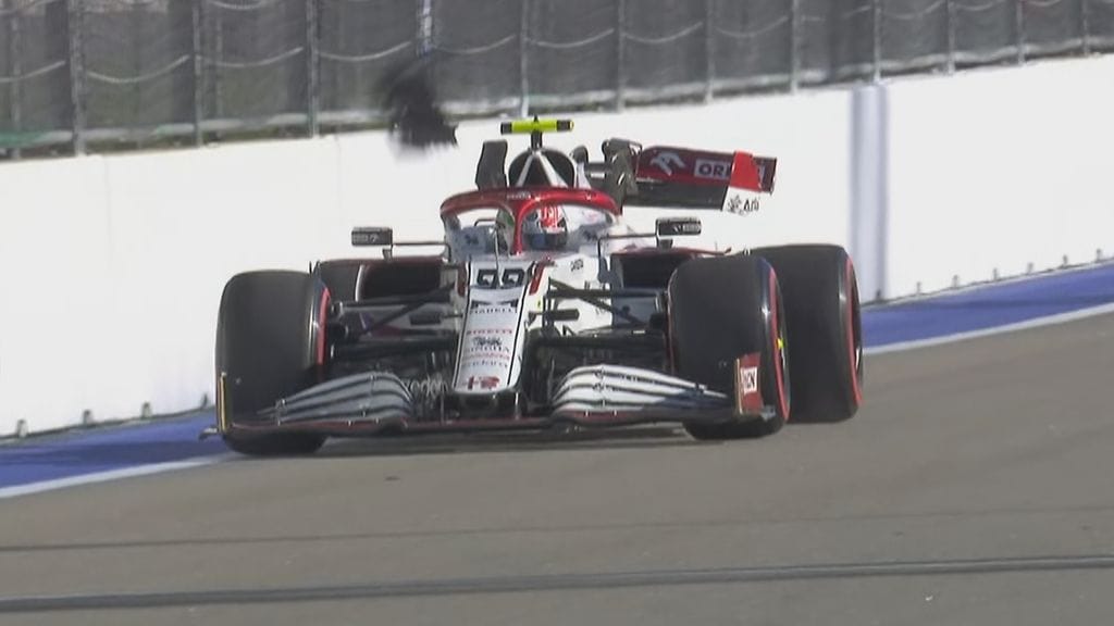 Antonio Giovinazzin autosta irrallinen osa heilui hurjasti perässä italialaisen ajaessa kohti varikkoa.