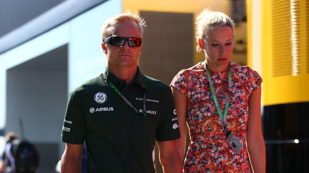 Heikki Kovalainen ja Catherine Hyde F1-varikolla vuonna 2013.
