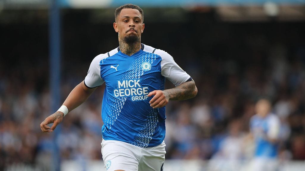 Jonson Clarke-Harris sai maksaa hintaa vanhoista kommenteistaan.