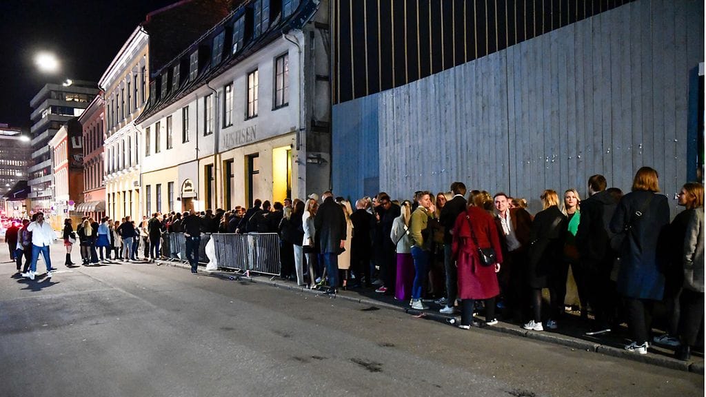 Tältä näytti jono eilisiltana toisen yökerhon, Justisenin, edustalla eilisiltana.