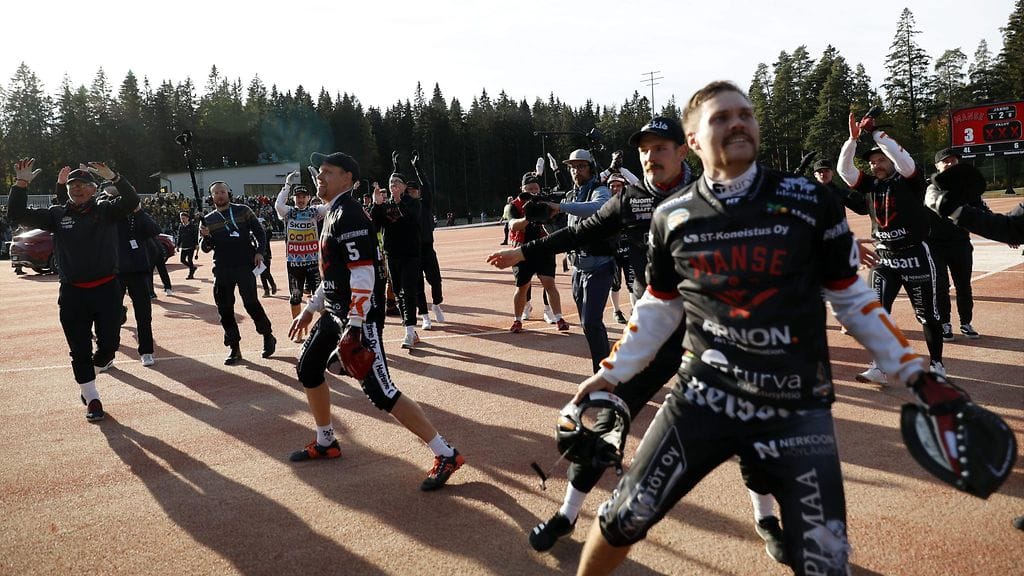 Manse PP juhlii Superpesiksen mestaruutta