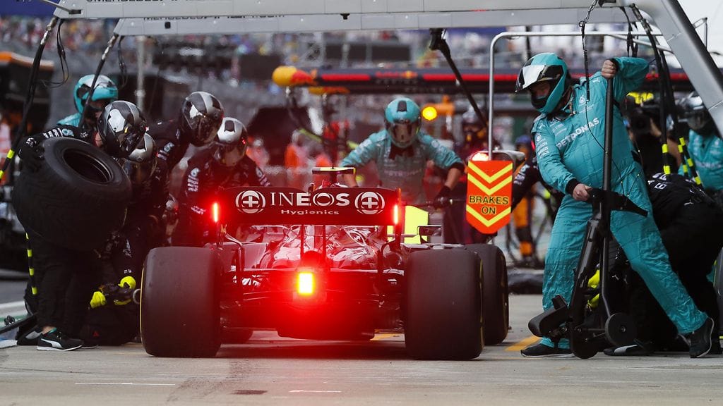 Valtteri Bottas varikkokäynnillä Sotshissa.