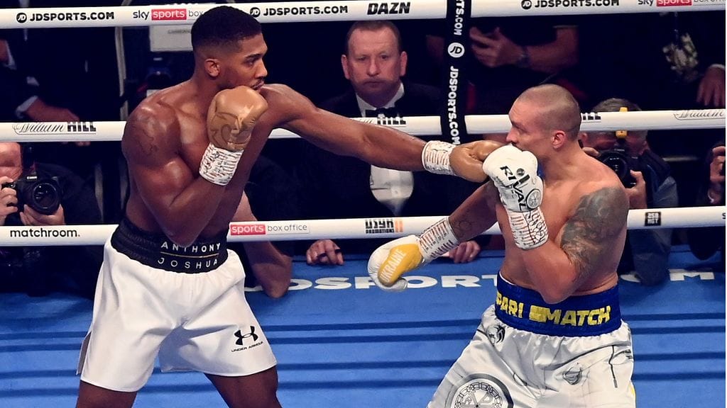 Oleksandr Usyk (oik.) otti yllätysvoiton Anthony Joshuasta.