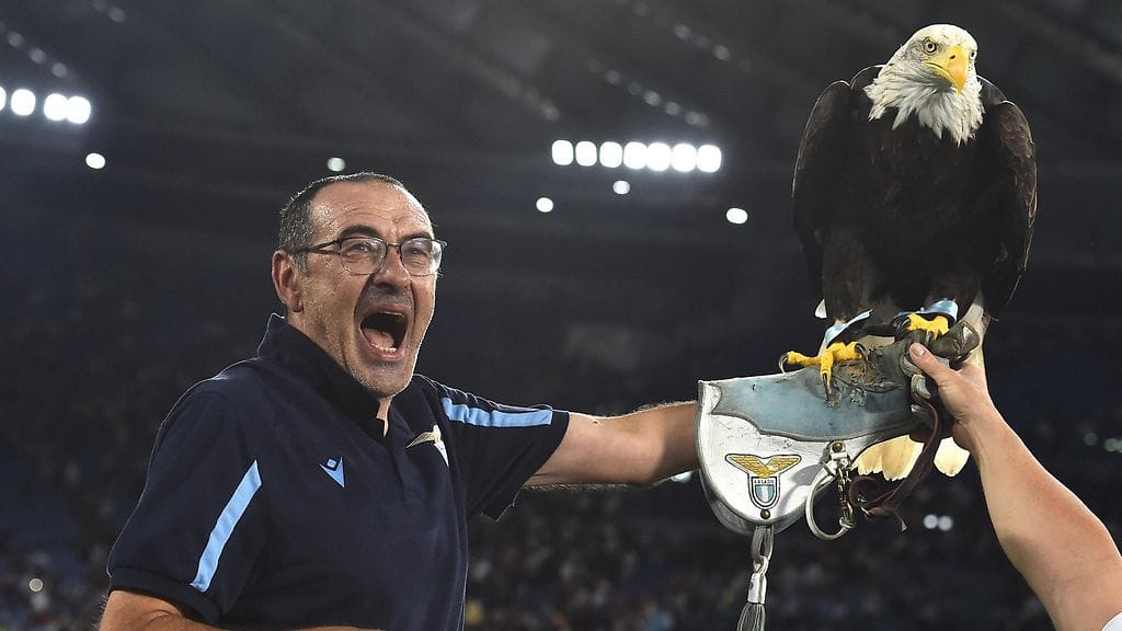 Lazion päävalmentaja Maurizio Sarri pääsi juhlimaan seuran ikonisen kotkan kanssa.